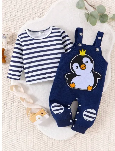 Conjunto informal de 2 piezas para bebé niño con top de manga larga a rayas y pantalones tipo bib con parche de pingüino