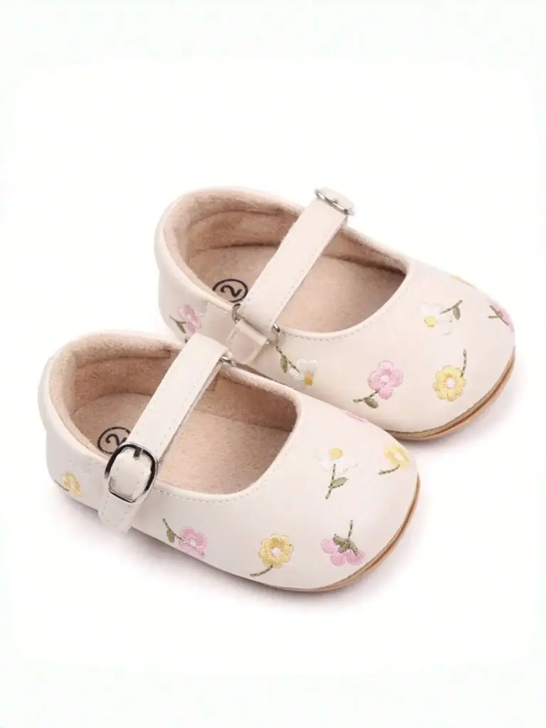 Zapatos beige con bordado floral para niña