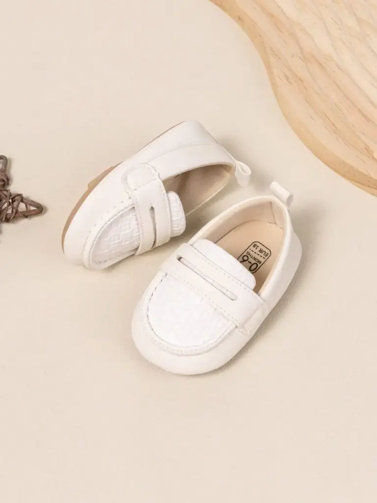 Zapatitos blancos para niño