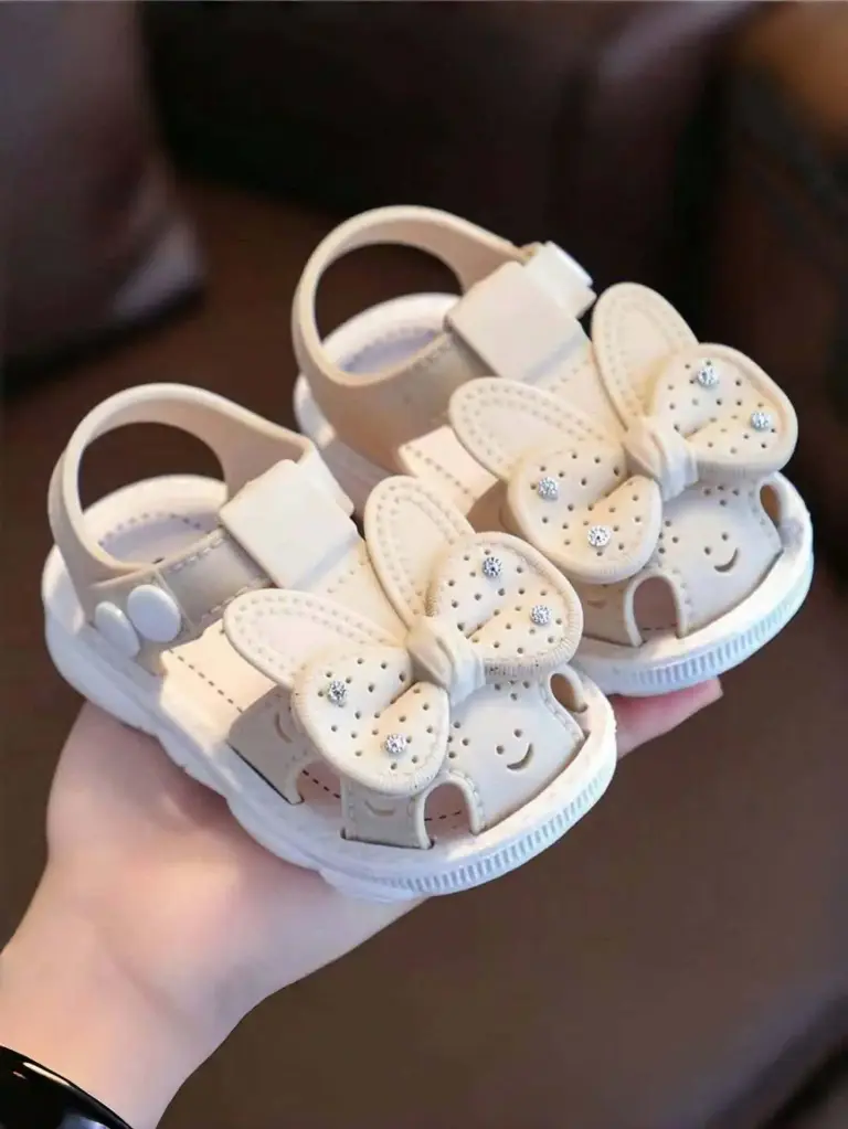 Sandalias con lazo decorativo