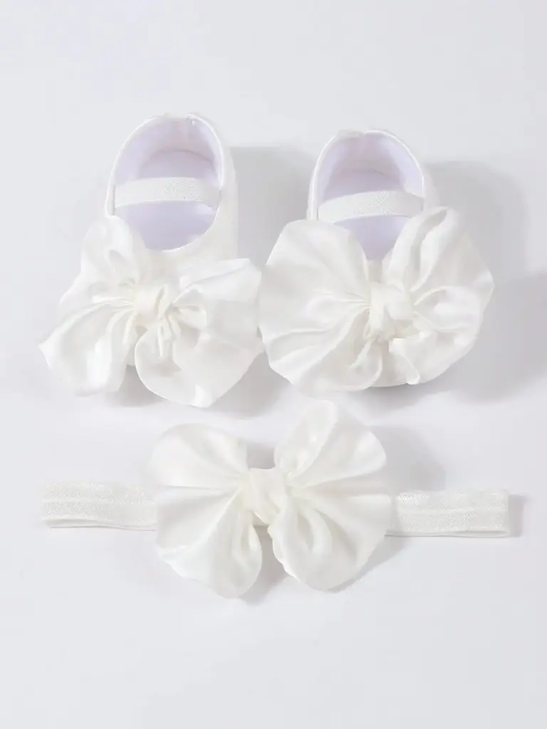 Zapatitos de lazo con su lazo