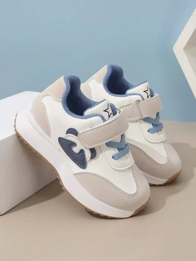 Zapatitos tenis con estampado en los laterales