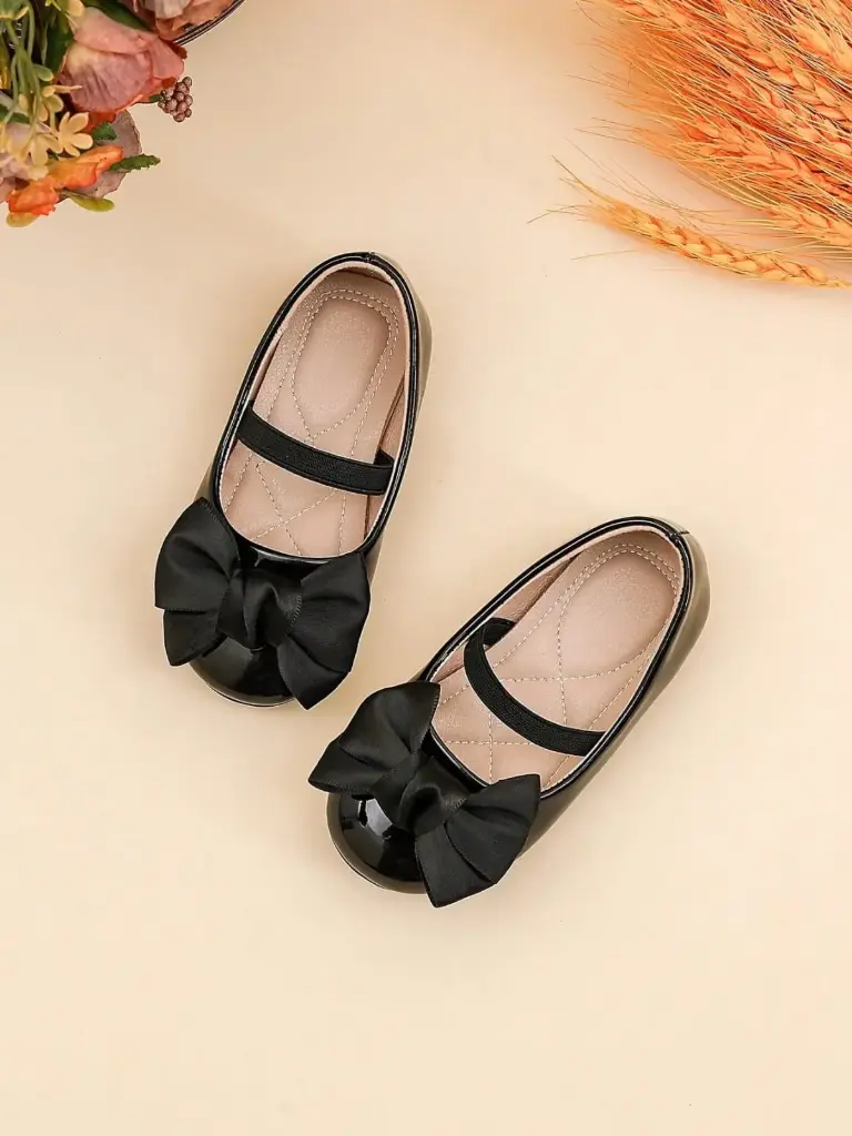 Zapatitos negros con lazo