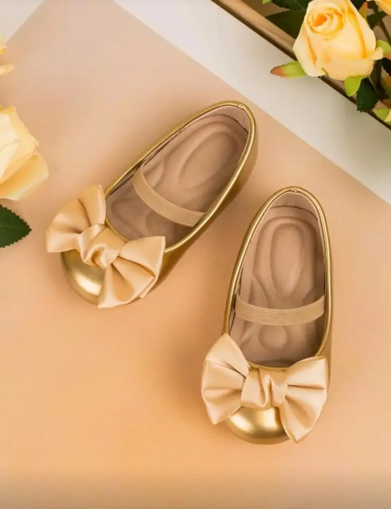 Zapatitos dorados con lazo
