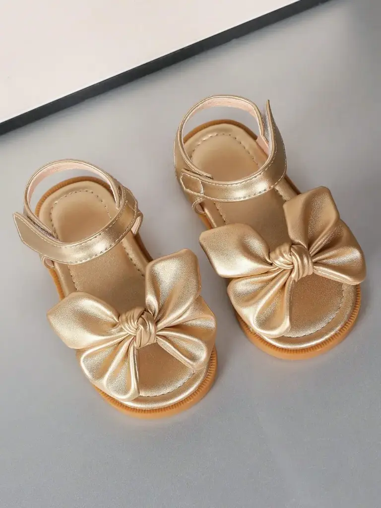 Sandalias doradas para niña