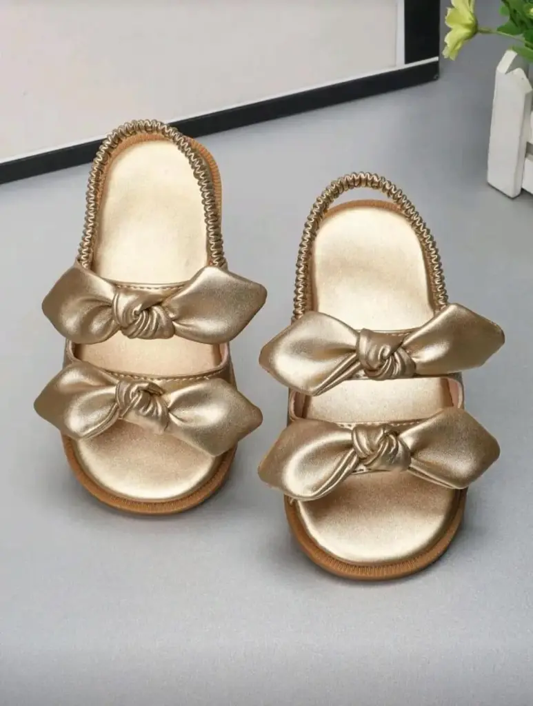 Sandalias doradas con doble lazo