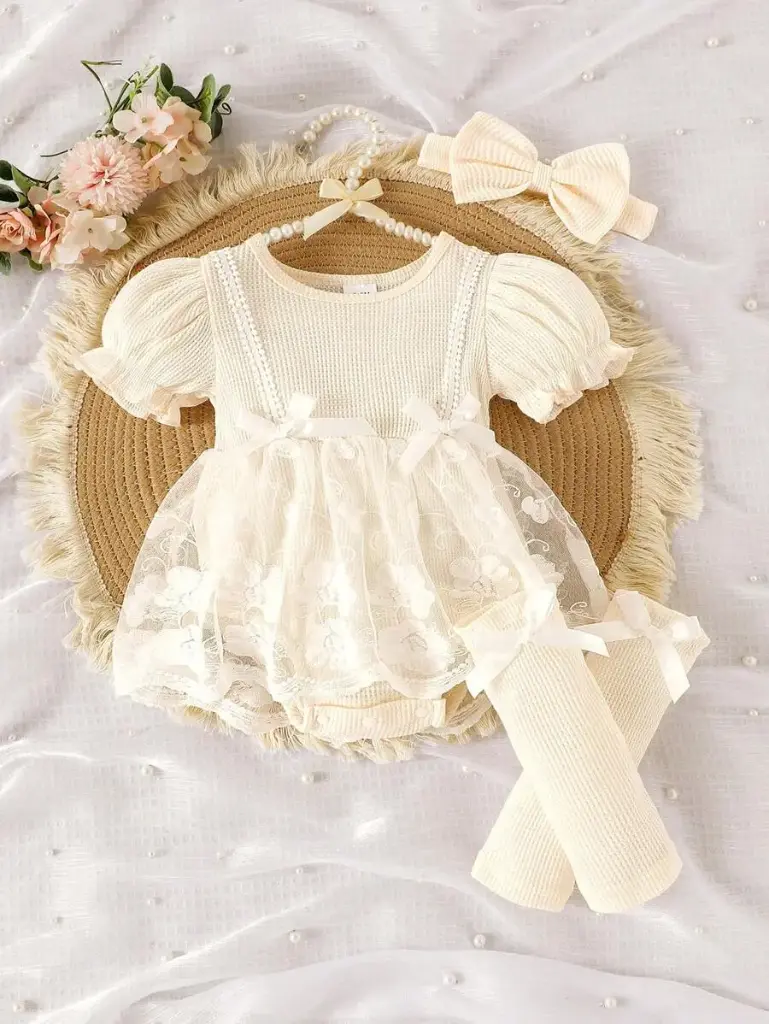 Vestido con encaje y volantes para bebé niña