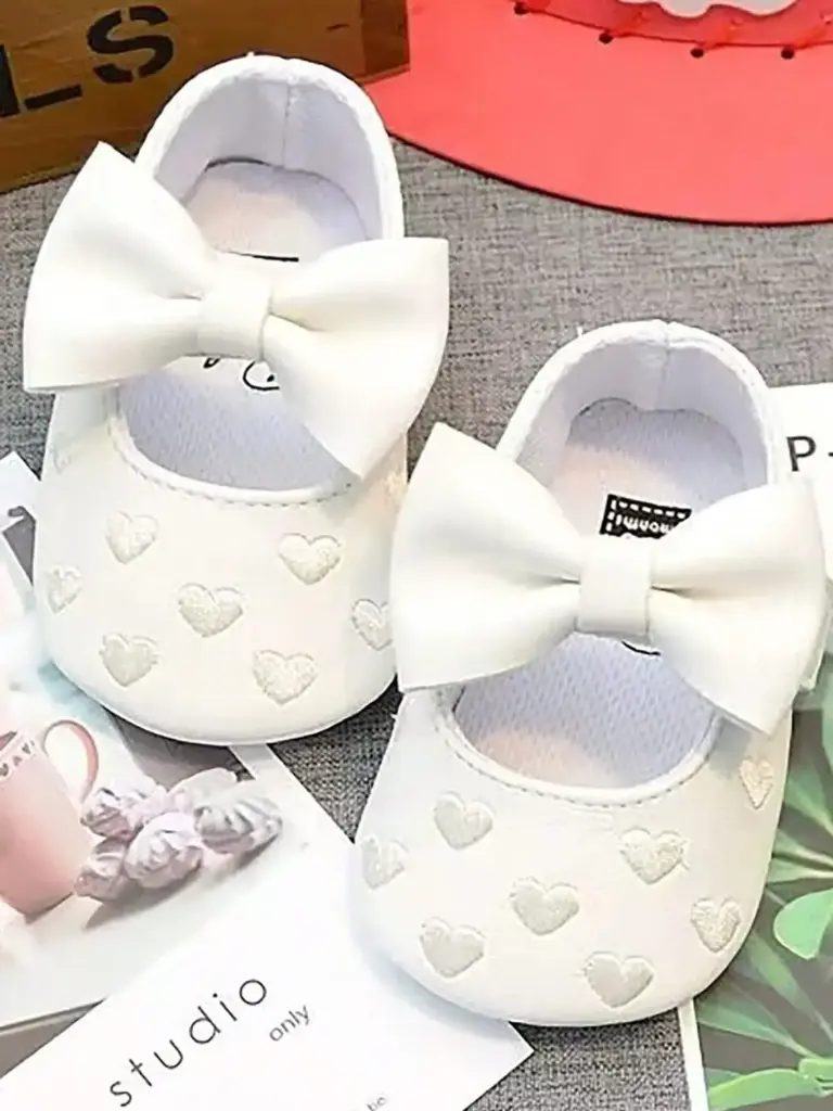 Zapatitos con formas de corazones y lazo