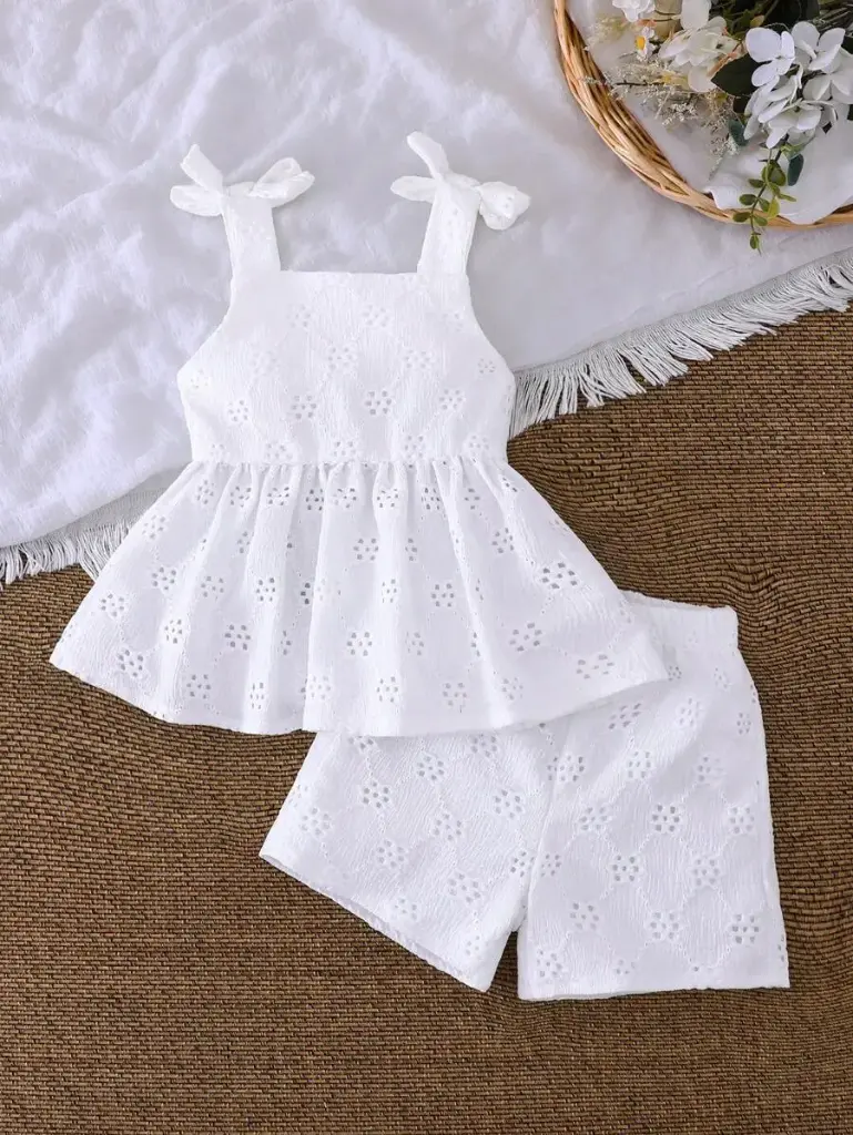 Top de Lazos y Short con Ruedo de Volantes