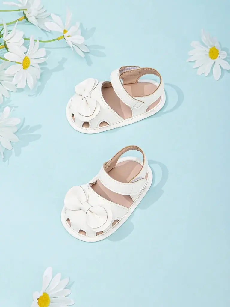 Sandalias con lazos blancos