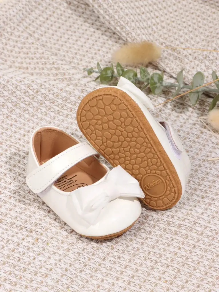 Zapatitos blancos para niña con lazo