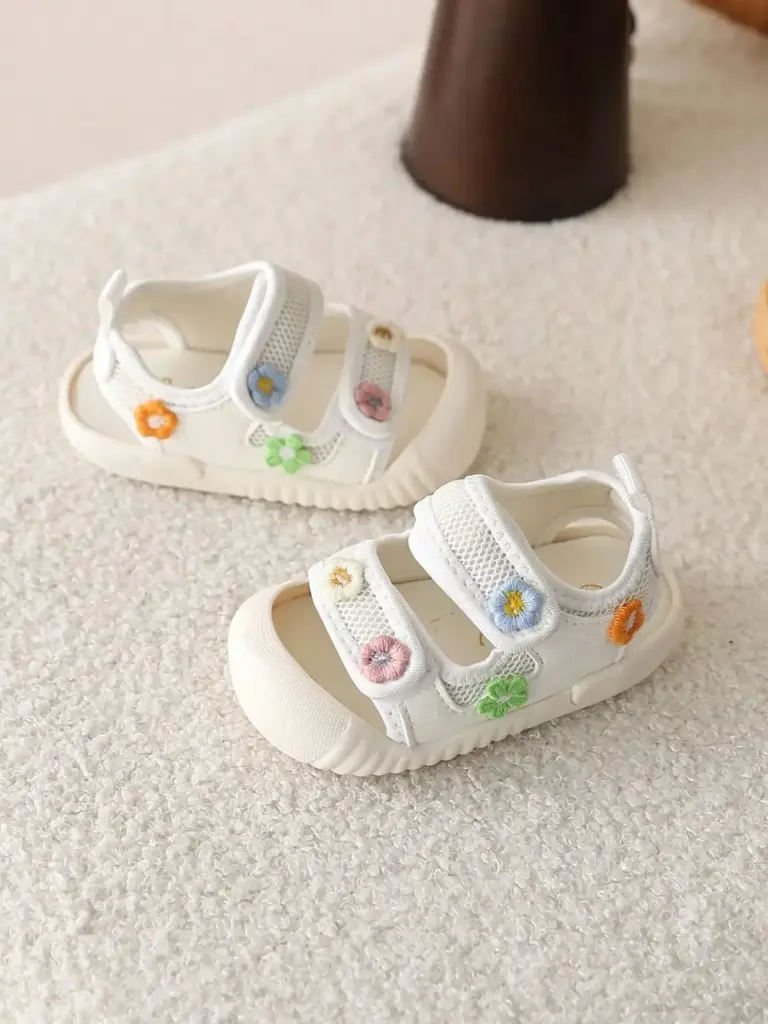 Sandalias con bordados de flores