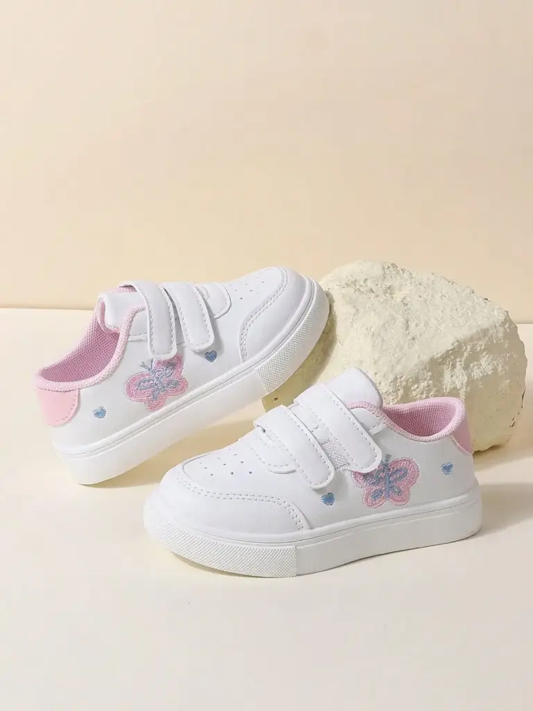 Zapatitos deportivos con estampado de mariposa