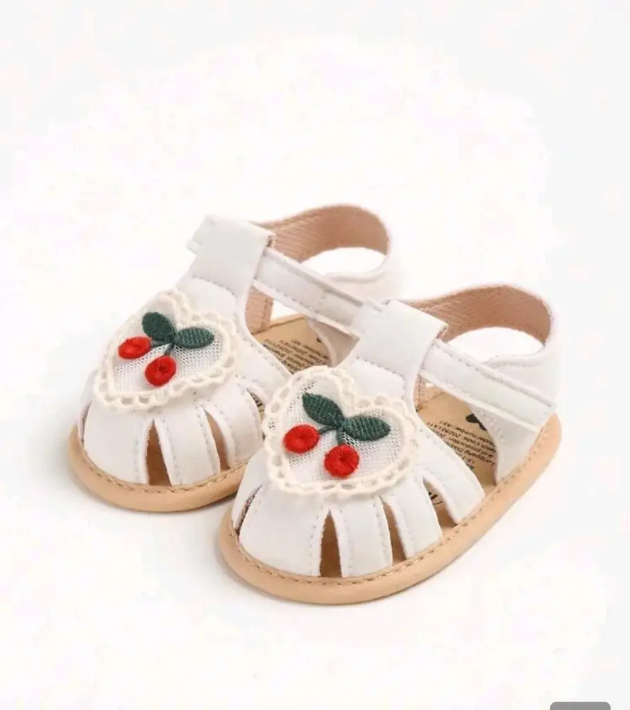 Sandalias con bordado de cerezas