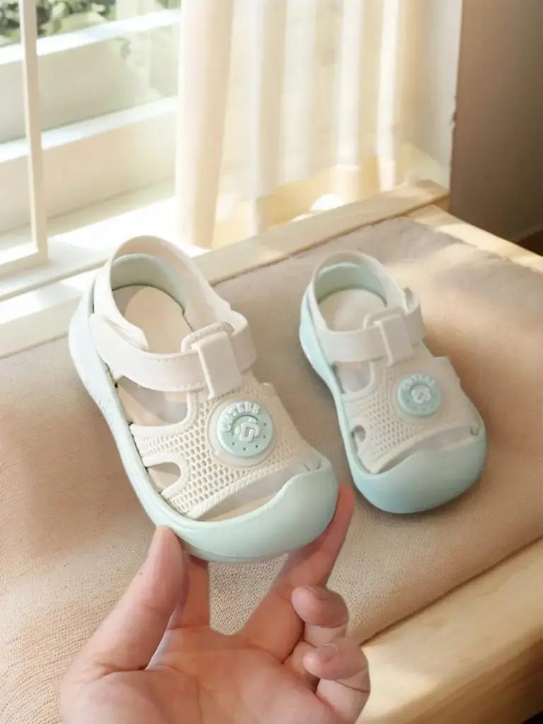 Zapatitos con protección antigolpes