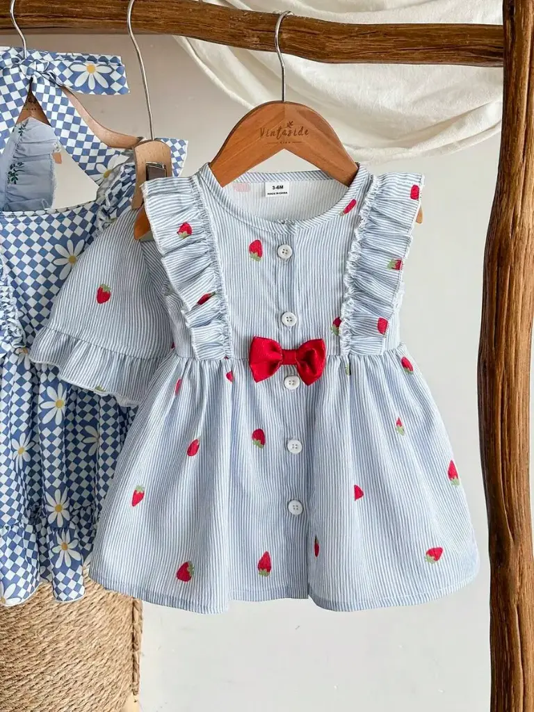 Vestidito de Fresas Celeste con Gorro