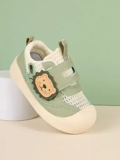 Zapatos deportivos con figura de león