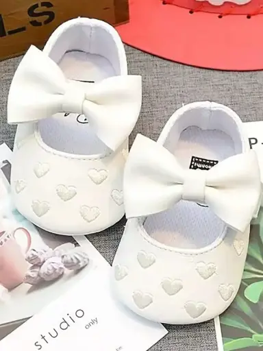 Zapatitos con formas de corazones y lazo