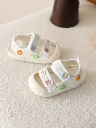 Sandalias con bordados de flores
